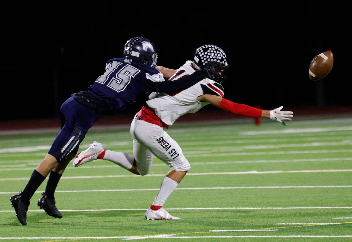 Las Vegas’ Ryan Harper, right, fails to make the catch against Shadow Ridge’s Die ...