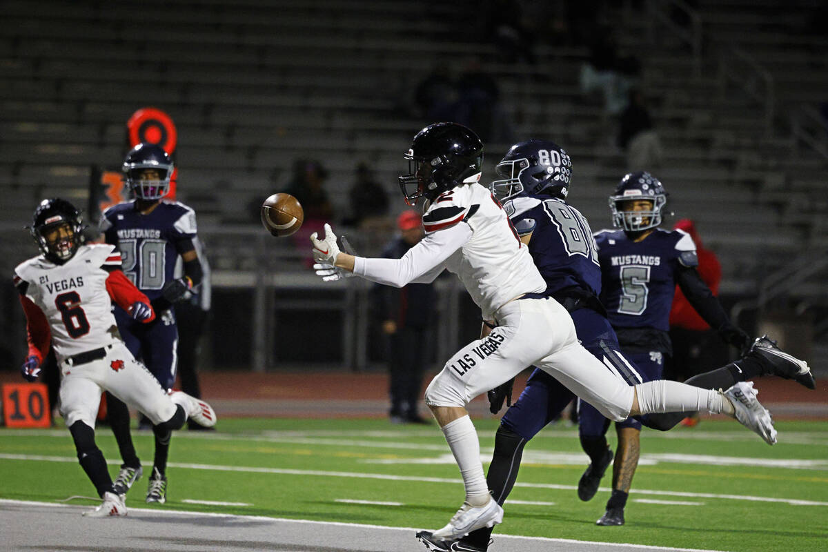 Las Vegas’ Andrew Bowen, foreground, fails to make the catch against Shadow Ridge&#x2019 ...