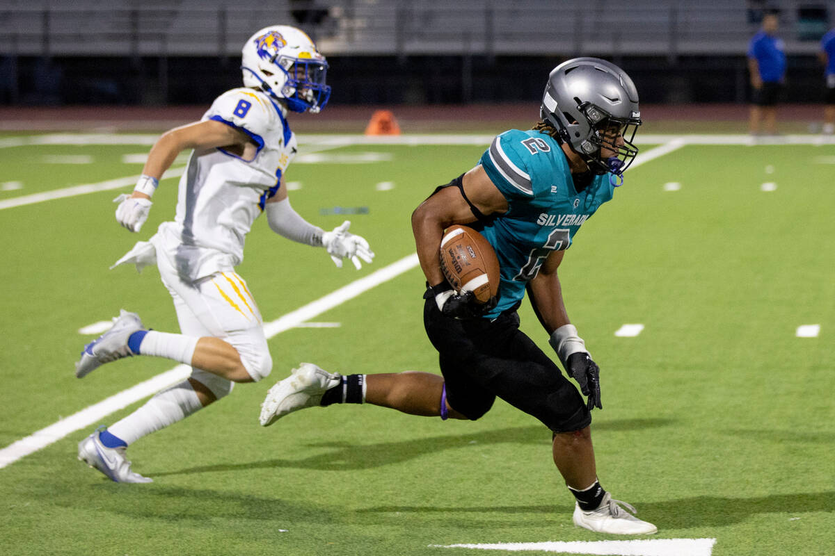 Silverado senior Donavyn Pellot (2) runs the ball during their game against Sierra Vista at Sil ...