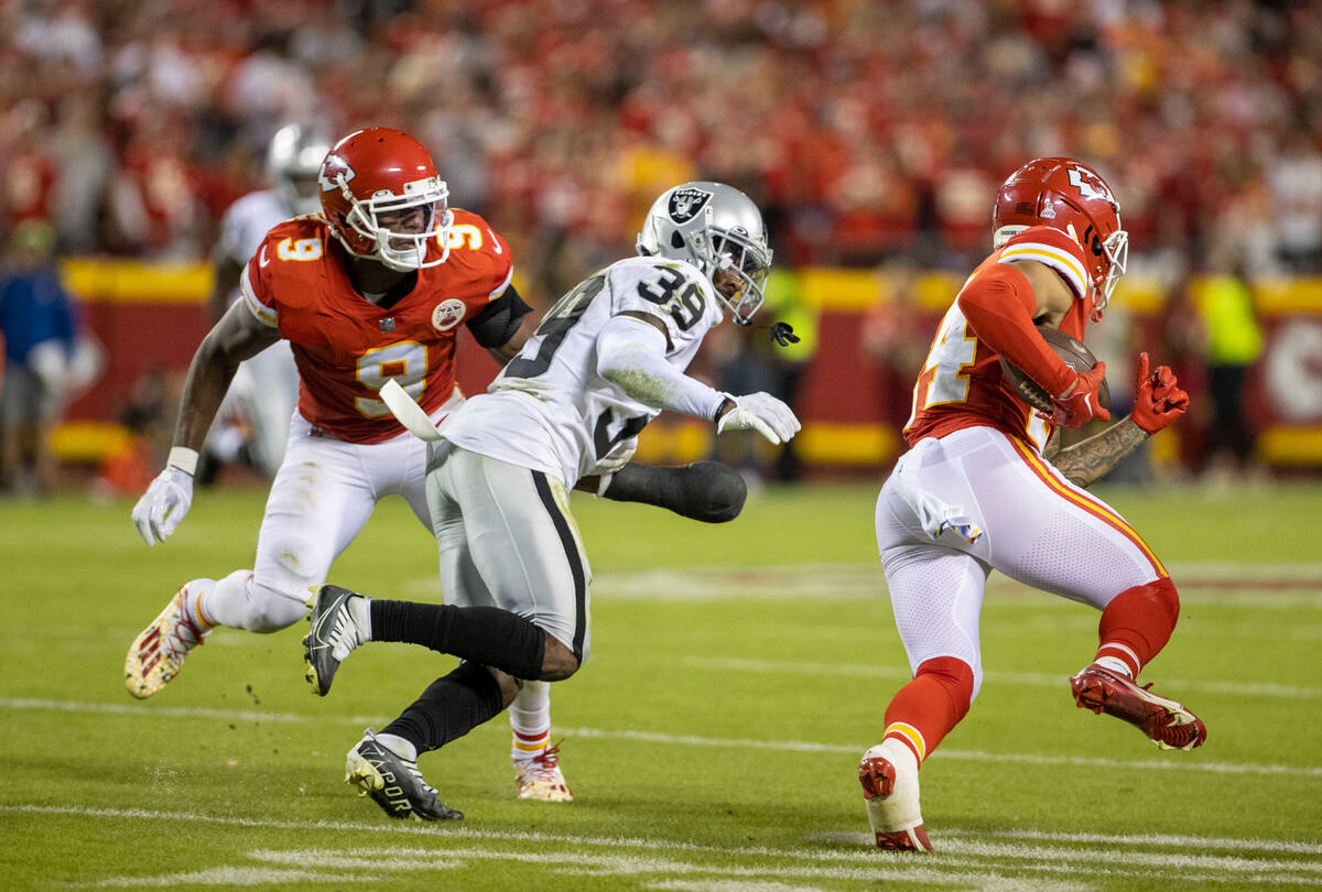 Raiders cornerback Nate Hobbs (39) pursues Kansas City Chiefs wide receiver Skyy Moore (24) wit ...