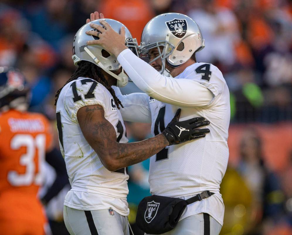 Raiders quarterback Derek Carr (4) congratulates wide receiver Davante Adams (17) after throwin ...