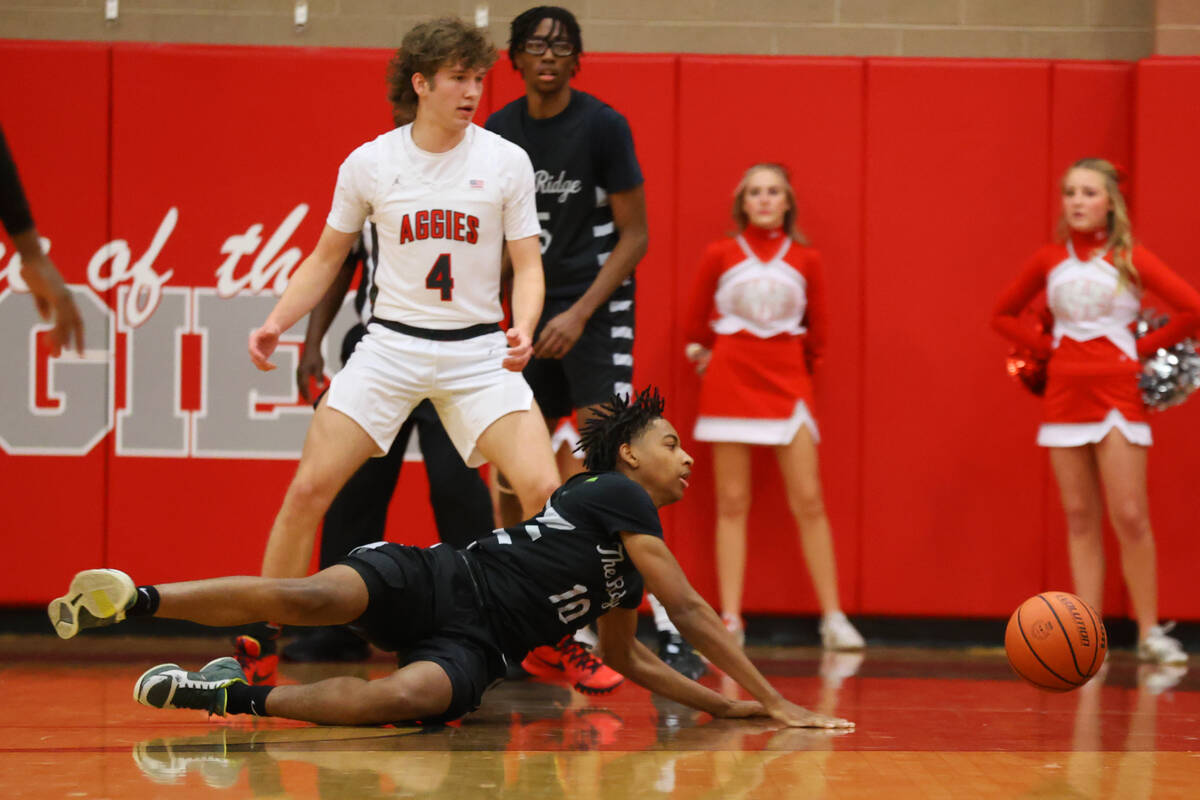 Shadow Ridge's Jalen Butler (10) dives for the ball as Arbor View's Jalen Dickel (4) looks on d ...