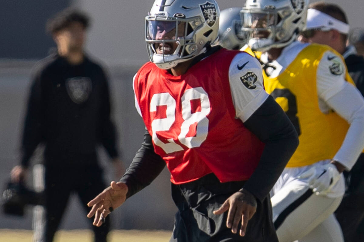 Raiders running back Josh Jacobs (28) runs with a splint on his right hand during practice at t ...