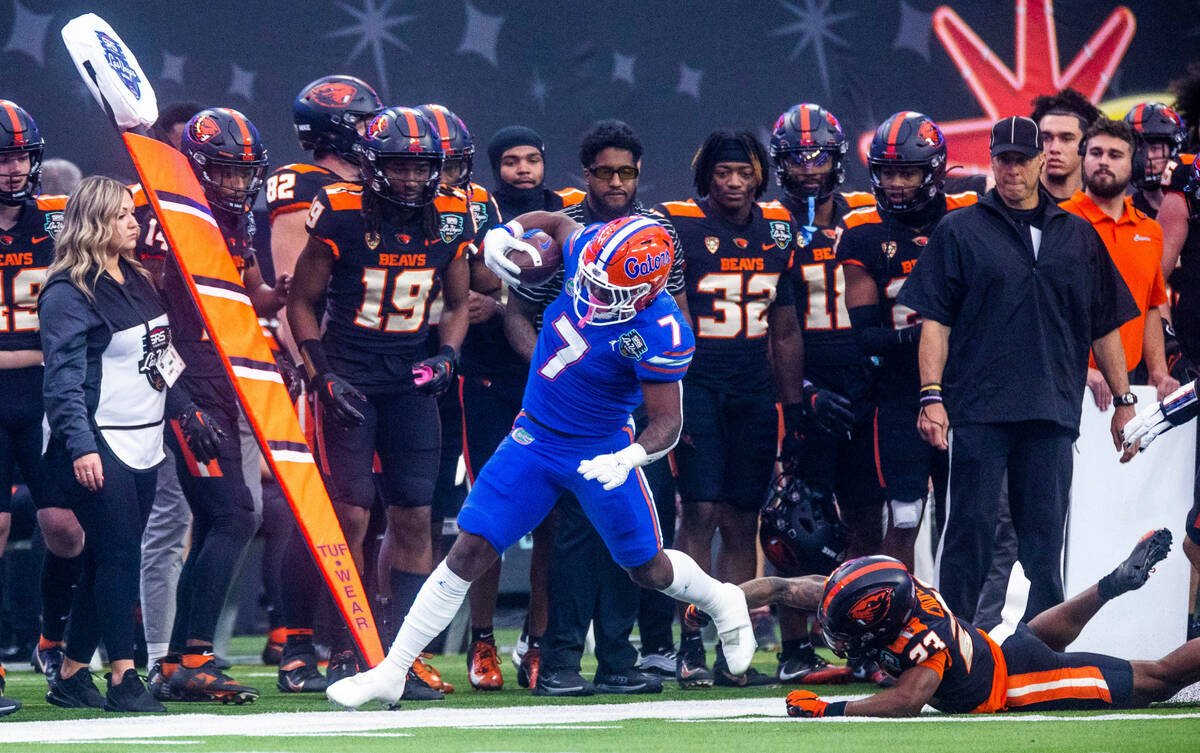 Florida Gators running back Trevor Etienne (7) skirts the sidelines as Oregon State Beavers def ...