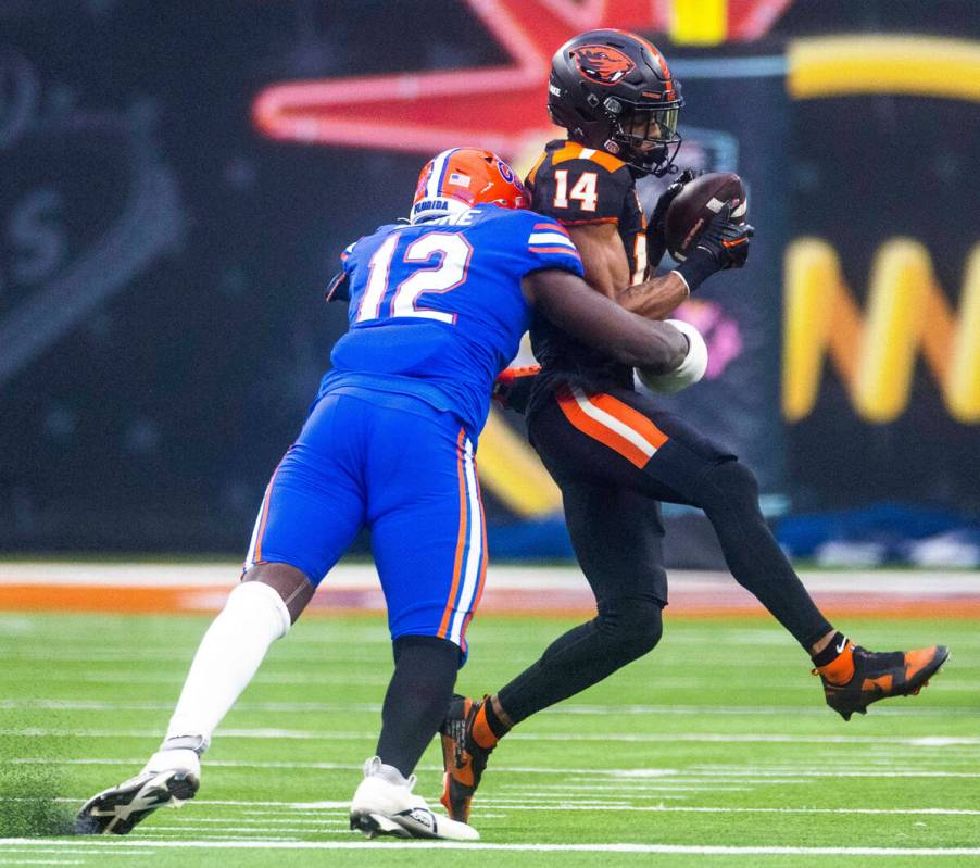 Oregon State Beavers wide receiver John Dunmore (14) secures a catch over Florida Gators defens ...