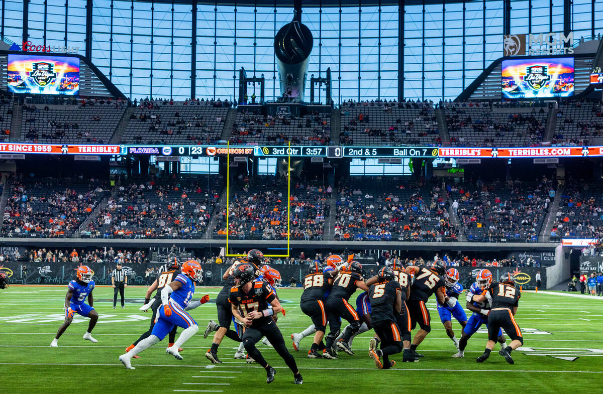 The Oregon State Beavers offense moves up the field versus the Florida Gators during the second ...