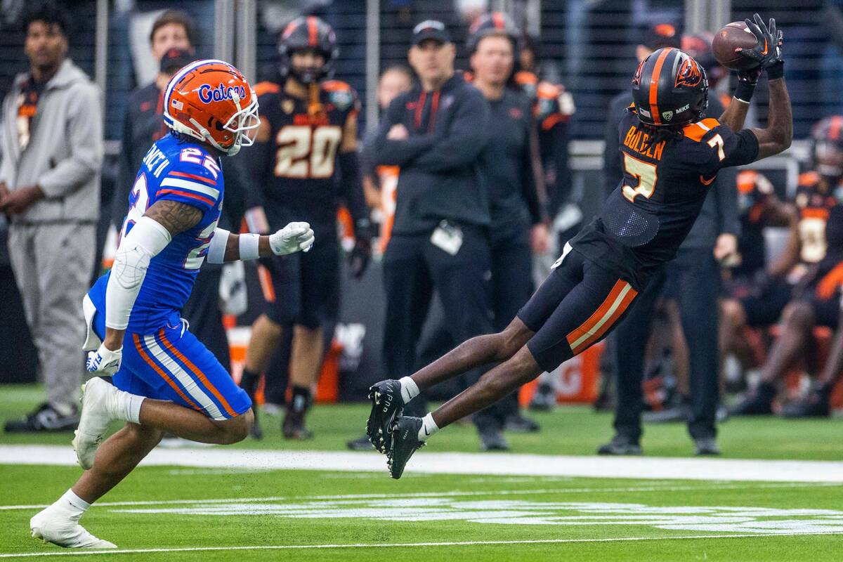 Oregon State Beavers wide receiver Silas Bolden (7) extends out for a long reception over Flori ...