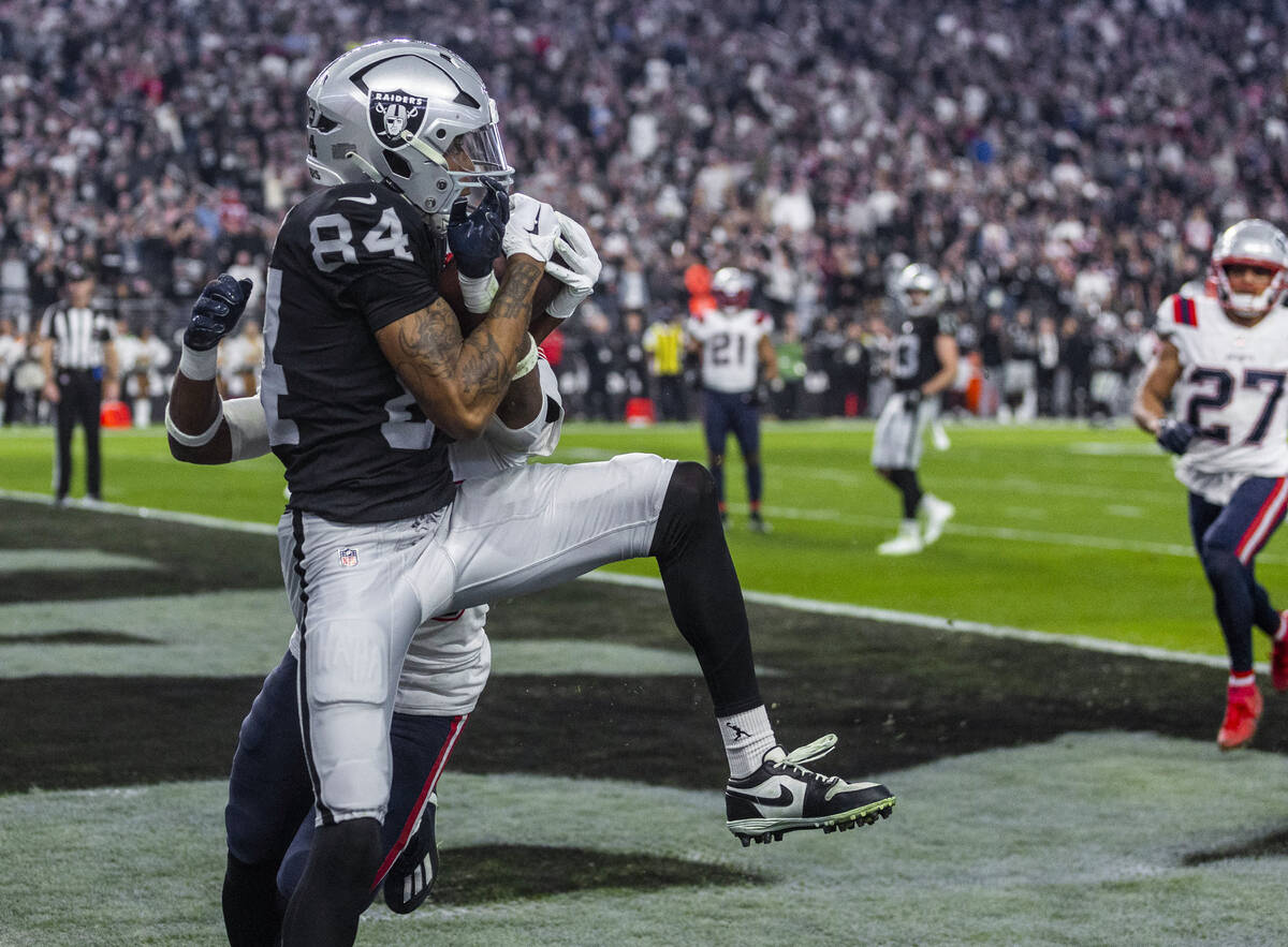 Raiders wide receiver Keelan Cole (84) hauls in a touchdown pass late over New England Patriots ...