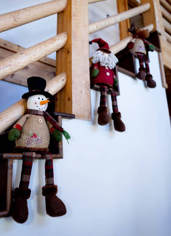 Cabin decorations. (Tonya Harvey/Real Estate Millions)