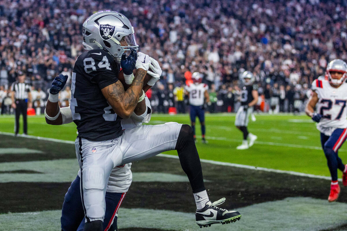 Raiders wide receiver Keelan Cole (84) hauls in a touchdown pass late in the game over New Engl ...