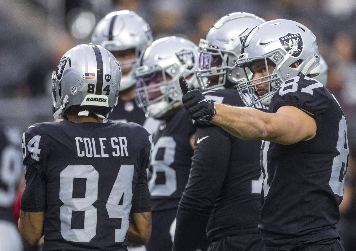 Raiders tight end Foster Moreau (87) gives a "thumbs up" during warmups before the fi ...