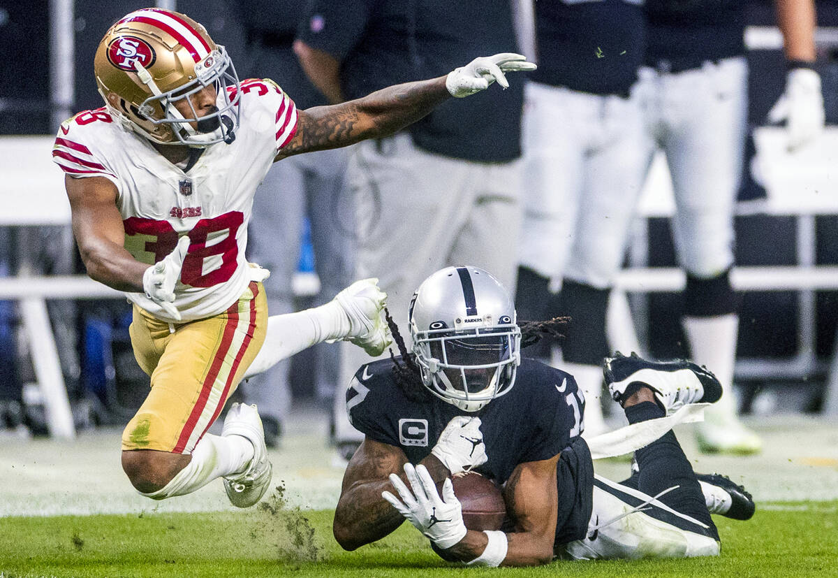 Raiders wide receiver Davante Adams (17) secures a long pass over San Francisco 49ers cornerbac ...