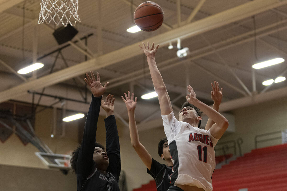 Arbor View’s Ridge Adams (11) shoots against Cimarron-Memorial’s Gerald Patterson ...