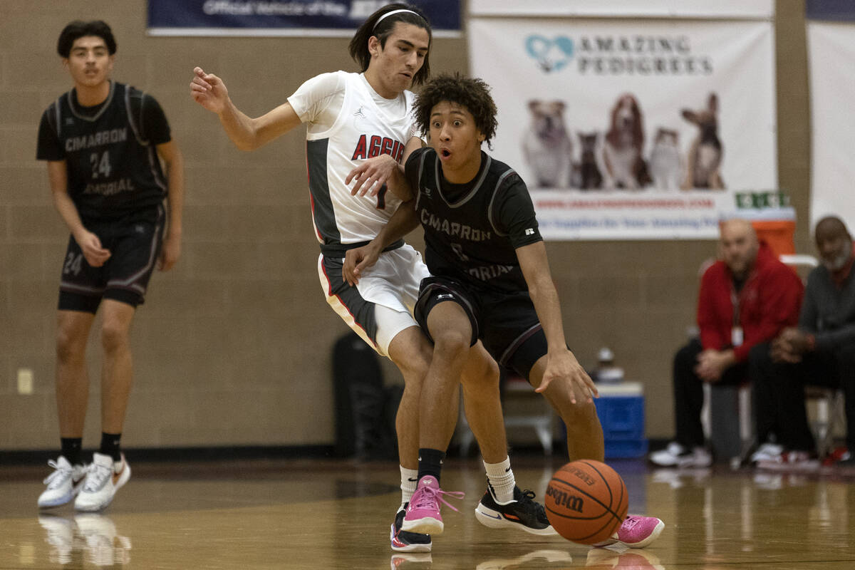 Cimarron-Memorial’s Jesse Judkins (0) drives around Arbor View’s Maximus Romero ( ...