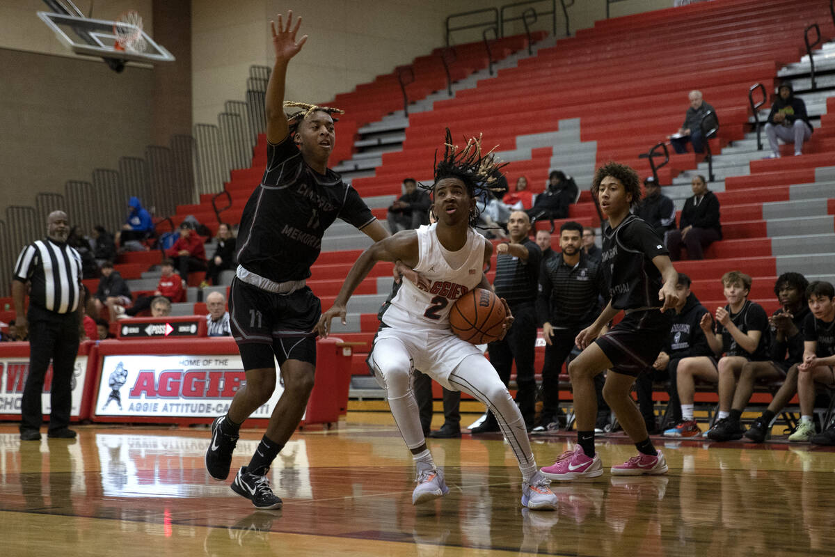 Arbor View’s Sebastian Knox (2) shoots against Cimarron-Memorial’s Geremiah Rone ...