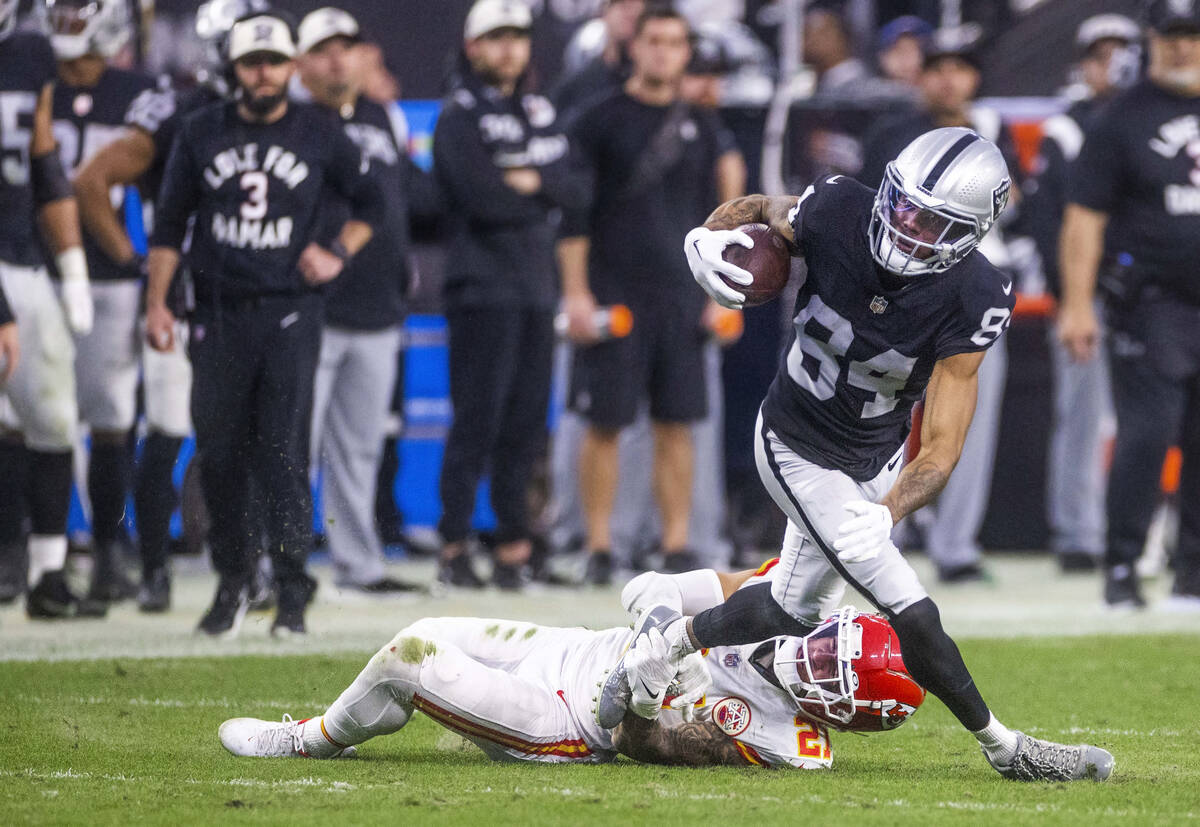 Raiders wide receiver Keelan Cole (84) evades a tackle attempt by Kansas City Chiefs cornerback ...