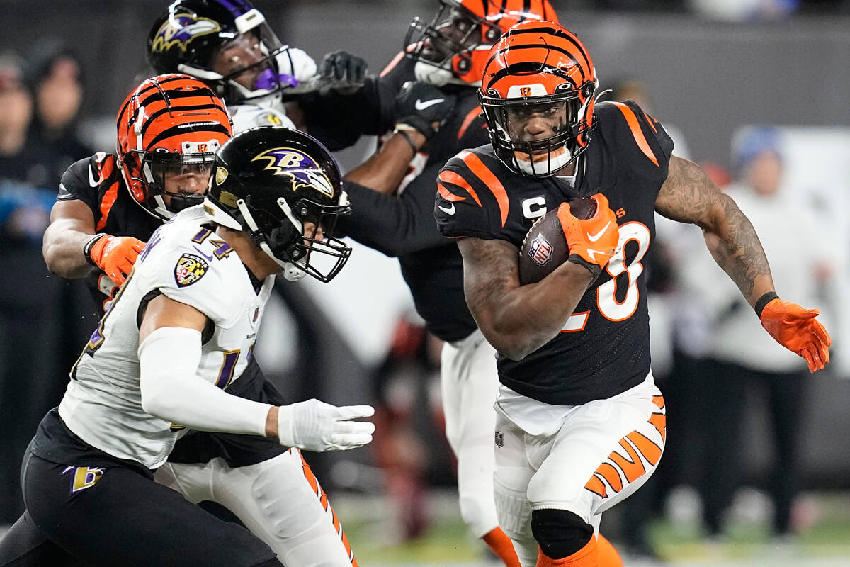 Cincinnati Bengals running back Joe Mixon (28) runs with the ball as Baltimore Ravens safety Ky ...