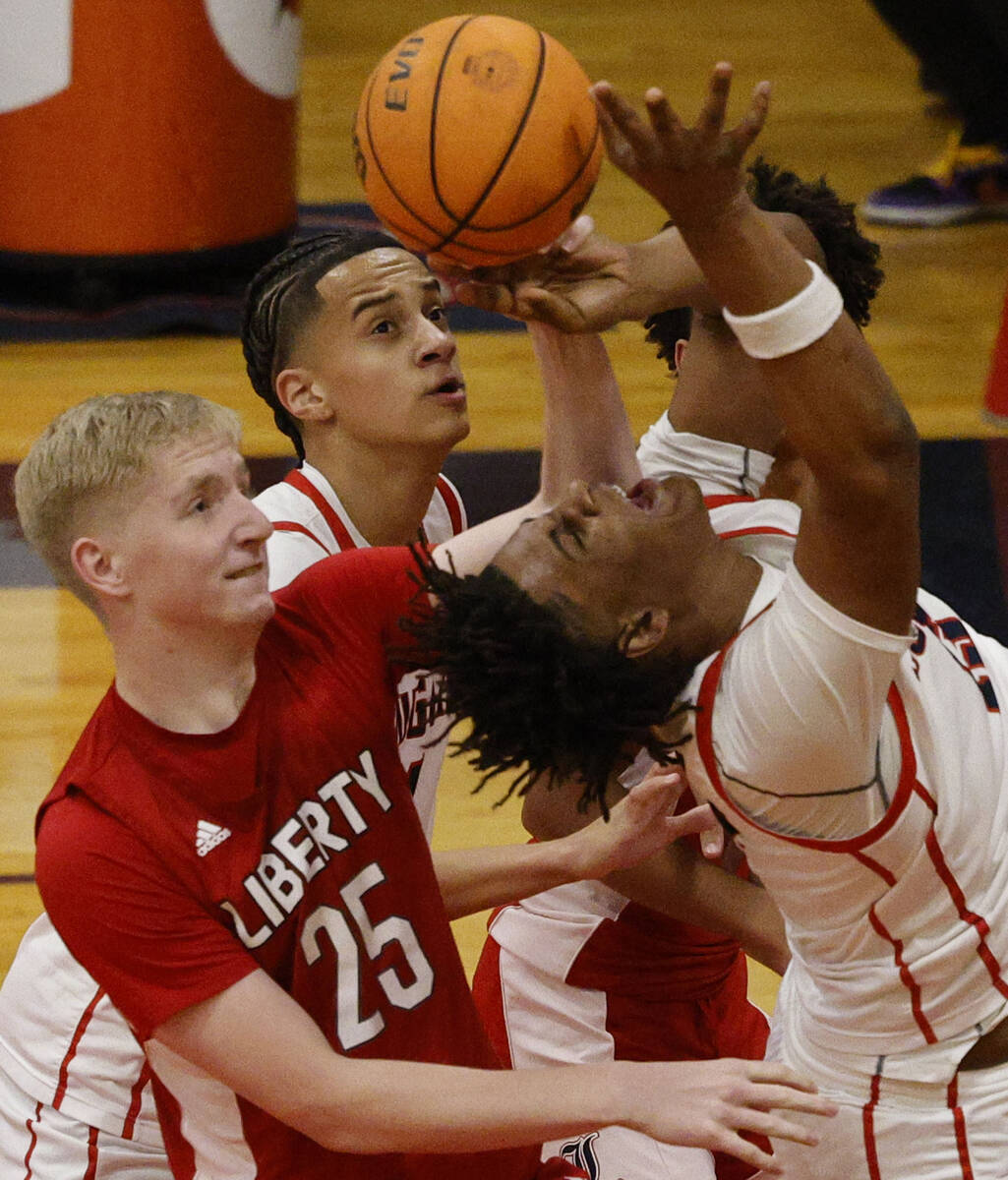 Coronado’s Tee Bartlett, right, struggles to shoot as Liberty’s Tyler Bright (25) ...