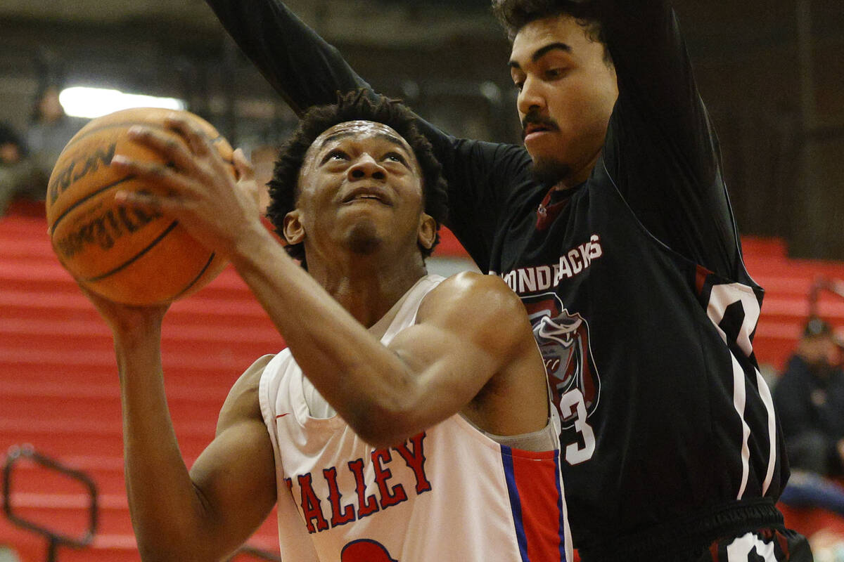 Valley's David Poole-Eskridge (2) tries to shoot as Desert Oasis' Damian Rodriguez (23) defends ...