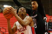 Valley's David Poole-Eskridge (2) tries to shoot as Desert Oasis' Damian Rodriguez (23) defends ...