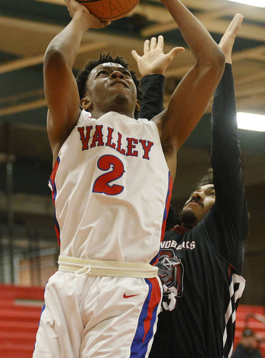 Valley's David Poole-Eskridge (2) tries to shoot as Desert Oasis' Damian Rodriguez (23) defends ...