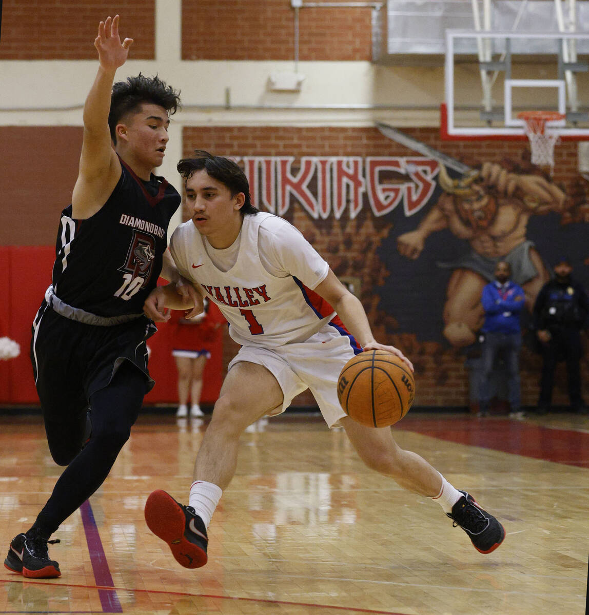 Valley's Nakalayah Fabello (1) tries to drive past Desert Oasis' Breyden Tachera (10) during th ...