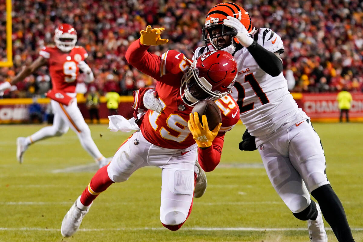 Kansas City Chiefs wide receiver Kadarius Toney (19) looks to control a pass in front of Cincin ...