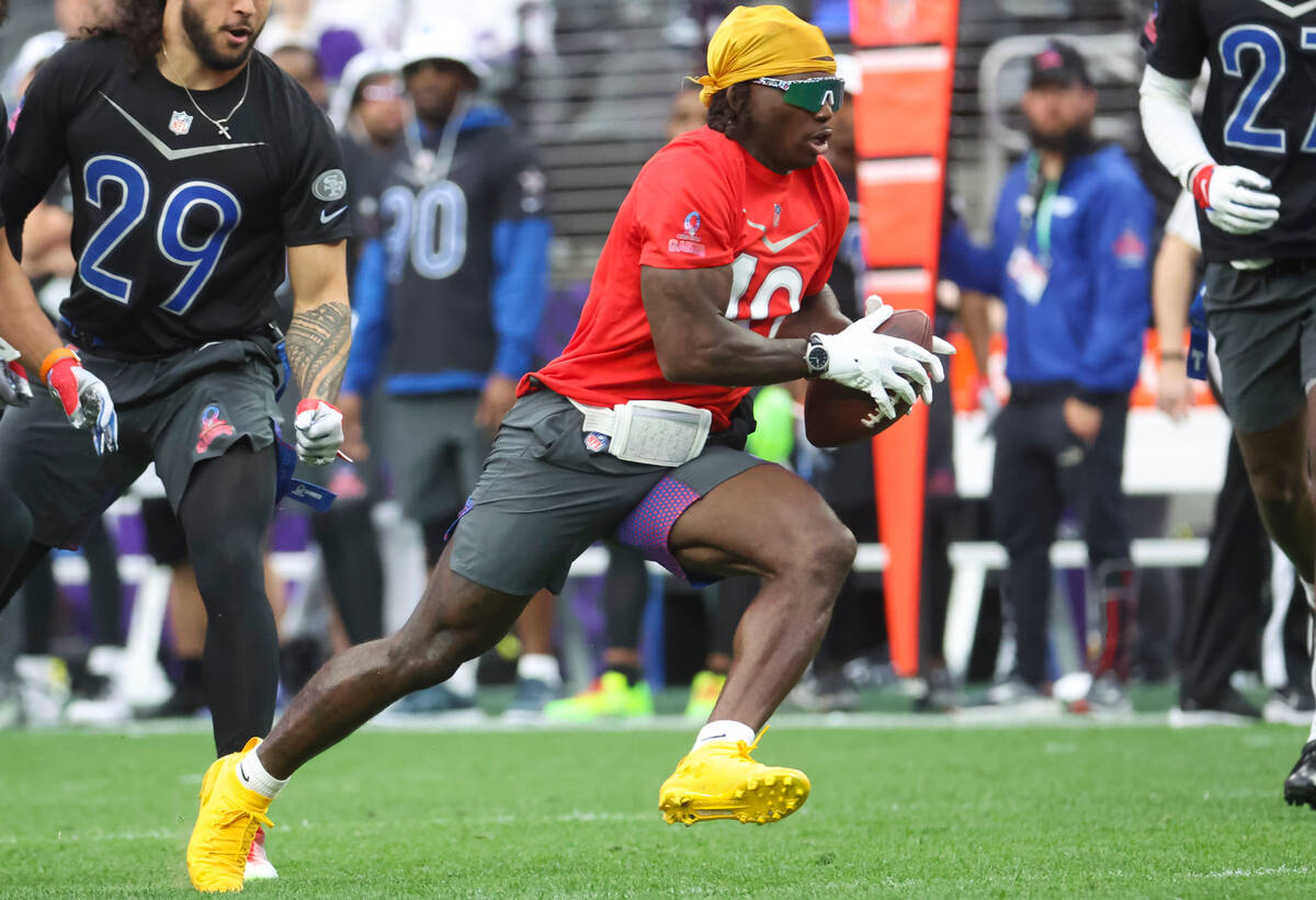 Miami Dolphins wide receiver Tyreek Hill (10) runs the ball past San Francisco 49ers strong saf ...