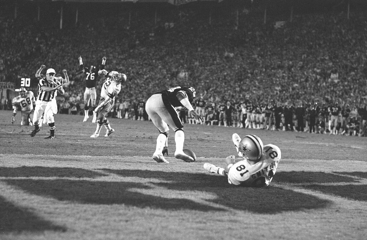 Dallas Cowboys tight end Jackie Smith (81) is on the ground after missing a pass in the end zon ...