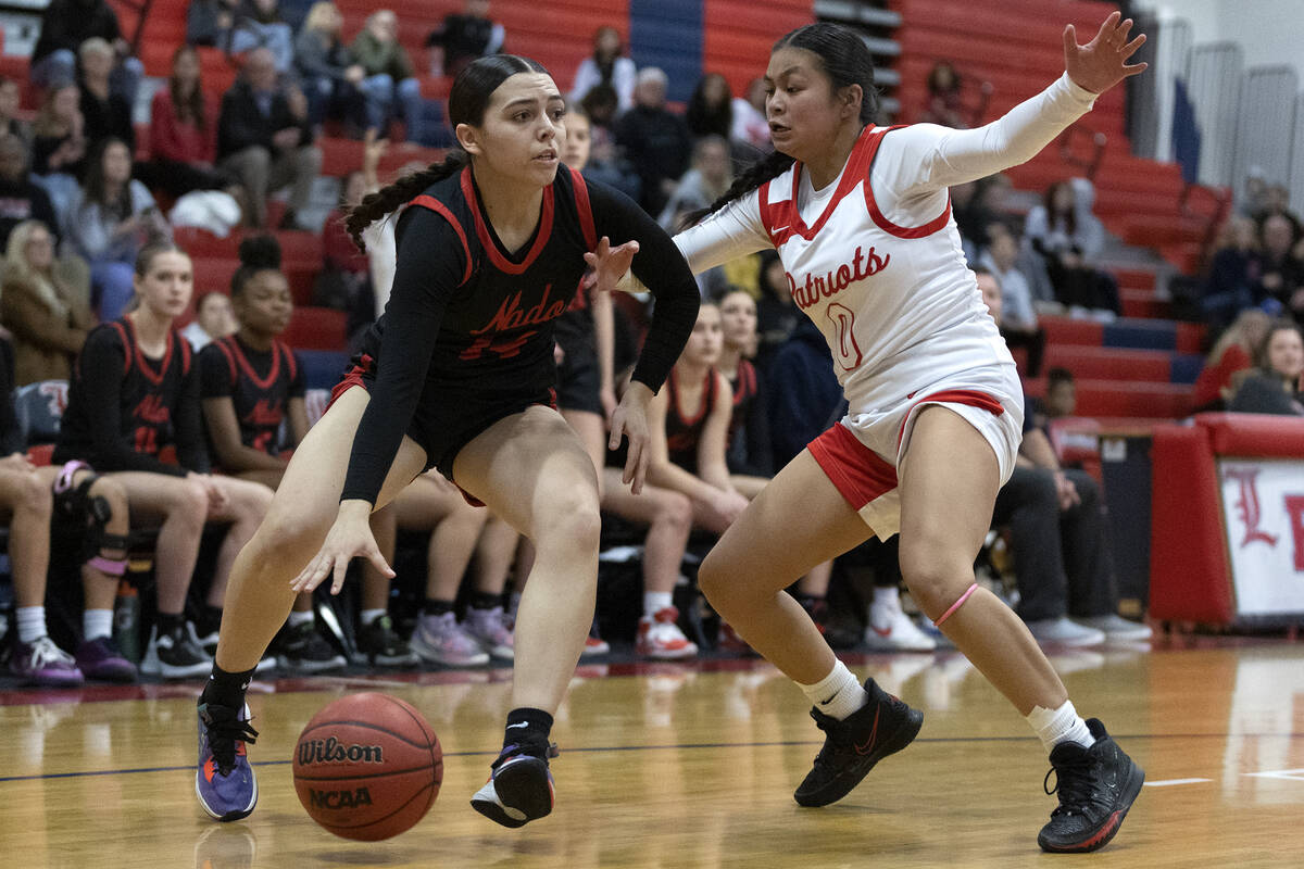 Coronado’s Kaylee Walters, left, dribbles around Liberty’s Jossy Calizo (0) durin ...