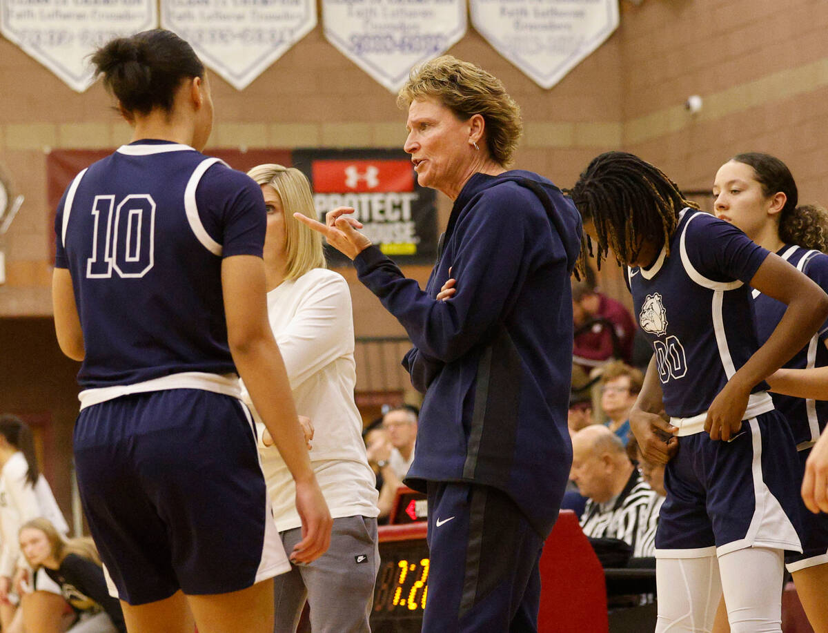 Centennial's coach Karen Weitz, center, talks to Centennial's Tayla Perkins (10) during the fir ...