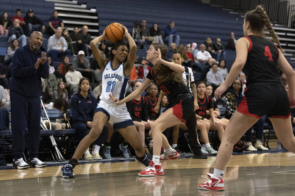 Centenial’s CiCi Ajomale (21) looks to pass while Coronado’s Ella Creer (21) guar ...