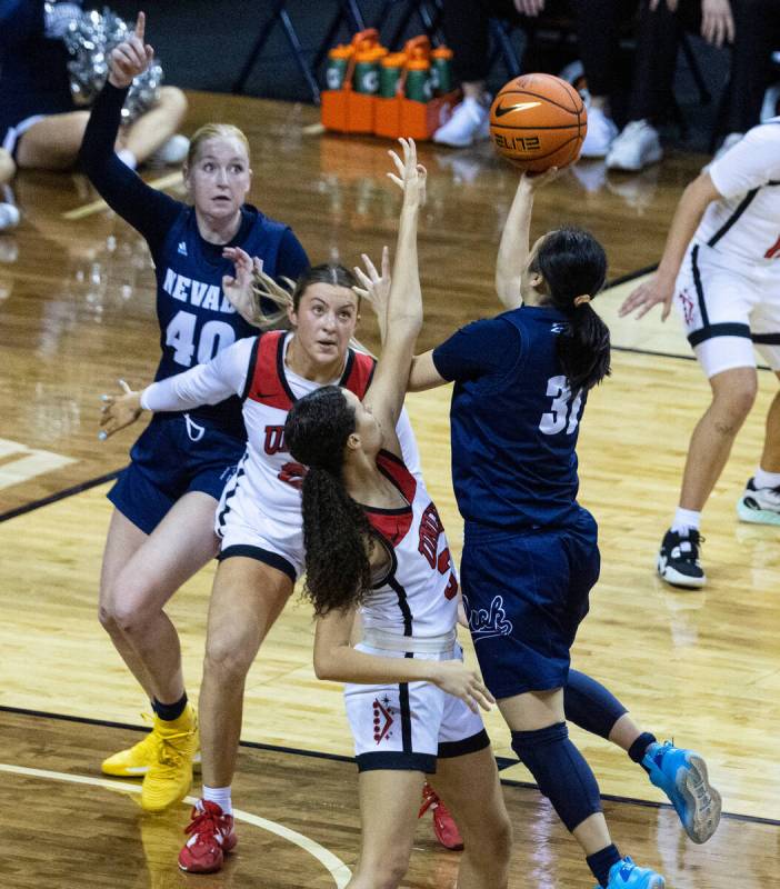 Nevada Wolf Pack guard Tiffany Siu (31) shoots over Nevada Wolf Pack guard Kaylee Borden (5) du ...