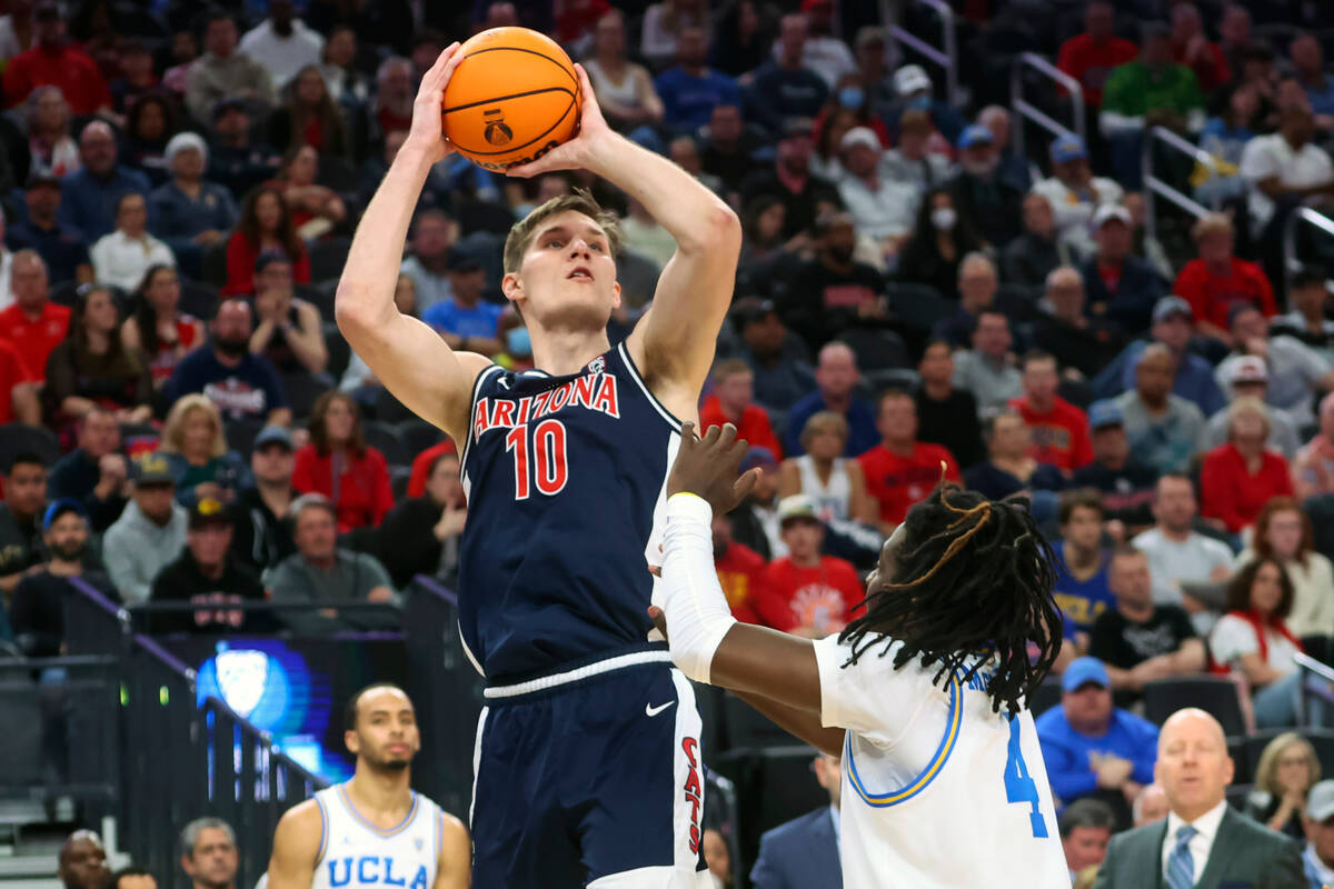 Arizona forward Azuolas Tubelis (10) shoots over Oregon guard Brennan Rigsby (4) during the fir ...