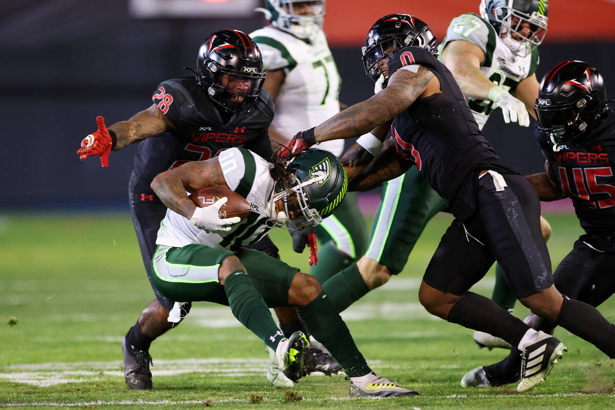 Vegas Vipers outside linebacker Pita Taumoepenu (0), with outside linebacker C.J. Avery (28), t ...