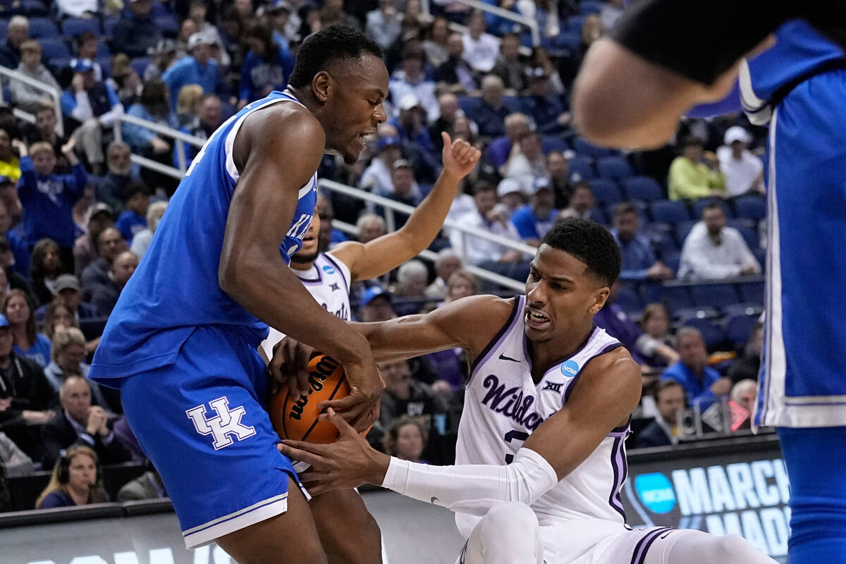 Kentucky forward Oscar Tshiebwe (34) tries to pull the ball away from Kansas State forward Davi ...