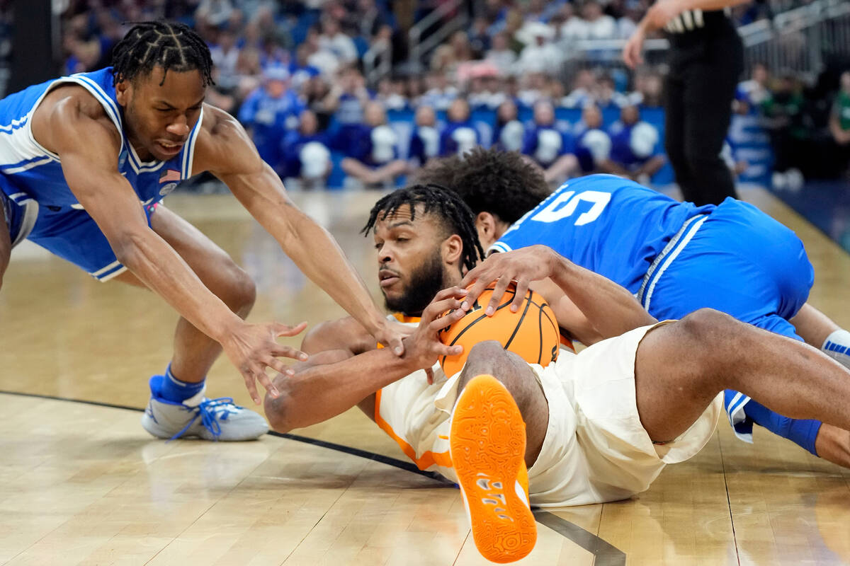 Tennessee guard Josiah-Jordan James (30) battles with Duke guard Jeremy Roach (3) for the ball ...