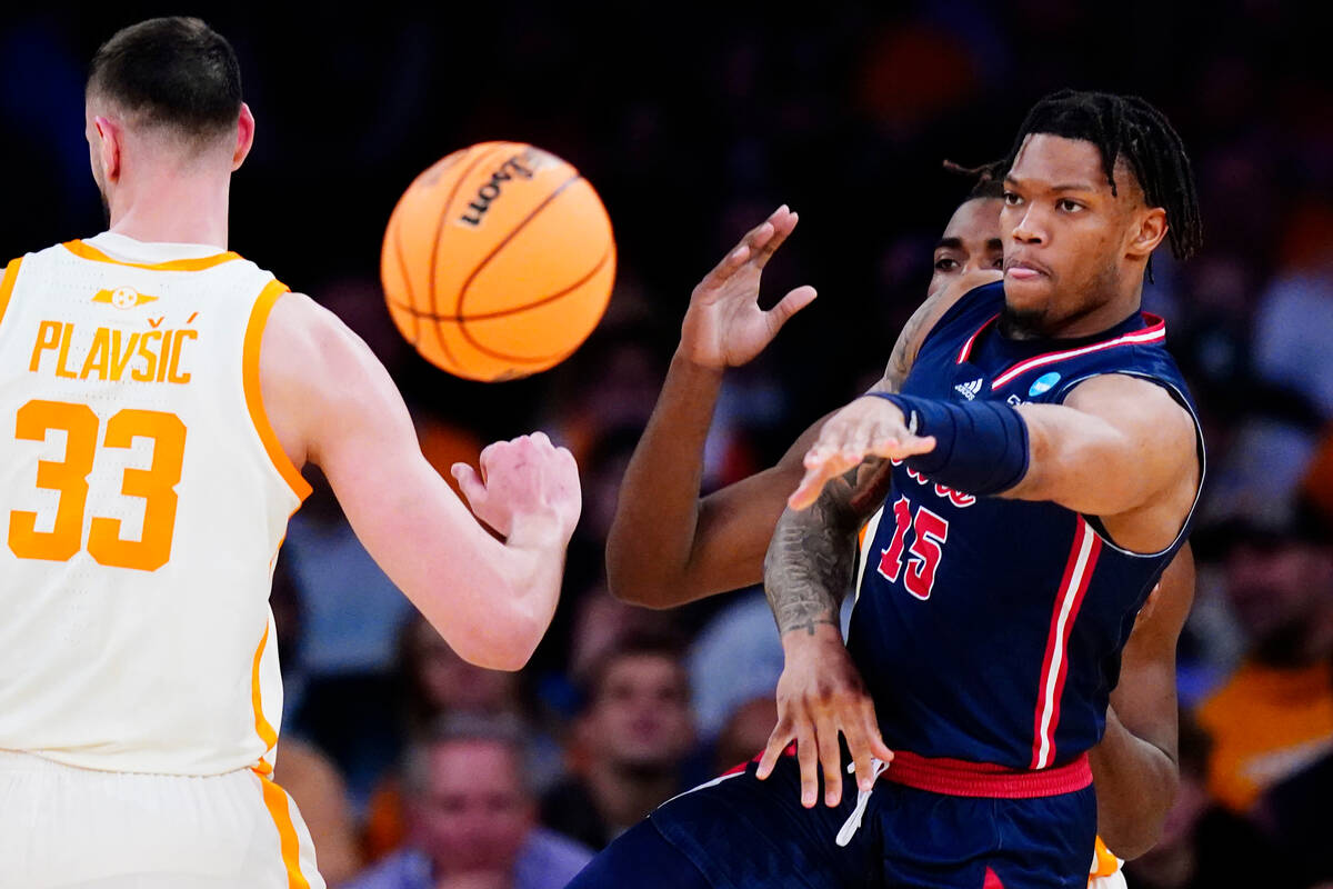 Florida Atlantic guard Alijah Martin (15) passes during the first half of a Sweet 16 college ba ...