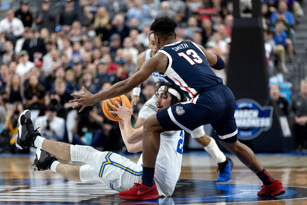 UCLA Bruins guard Jaime Jaquez Jr. (24) passes from the court while Gonzaga Bulldogs guard Mala ...