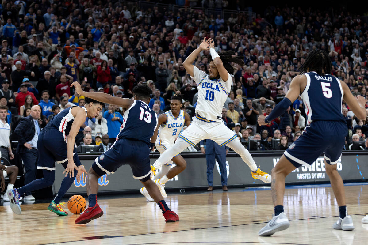 Gonzaga Bulldogs guard Julian Strawther, left, snags possession of a ball after Bulldogs guard ...