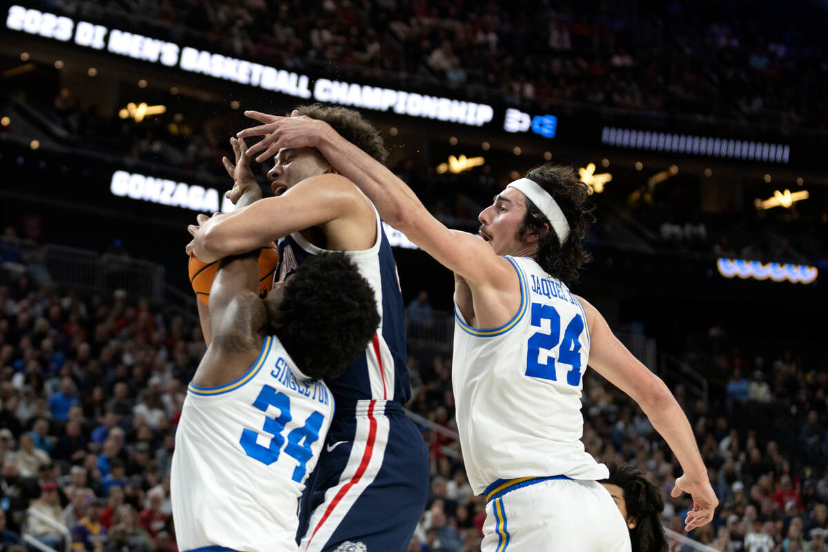 UCLA Bruins guard David Singleton (34) and guard Jaime Jaquez Jr. (24) thwart Gonzaga Bulldogs ...