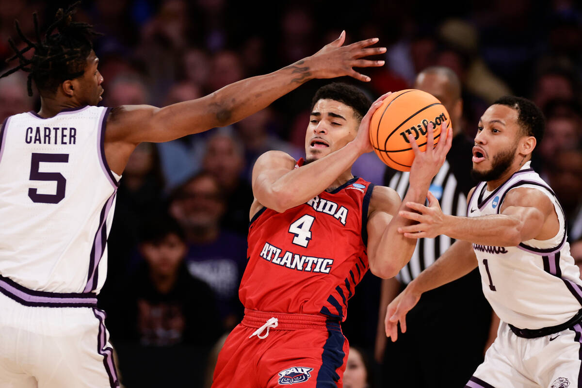 Florida Atlantic's Bryan Greenlee (4) battles for the ball against Kansas State's Cam Carter (5 ...