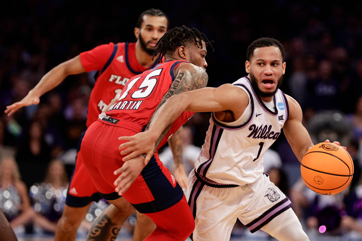 Kansas State's Markquis Nowell (1) arrives against Florida Atlantic's Alijah Martin (15) in the ...