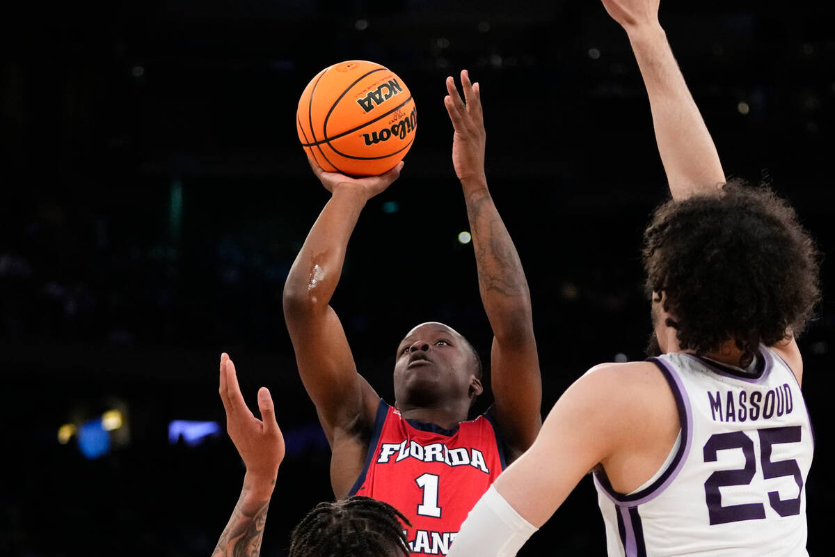 Florida Atlantic's Johnell Davis (1) shoots in the first half of an Elite 8 college basketball ...