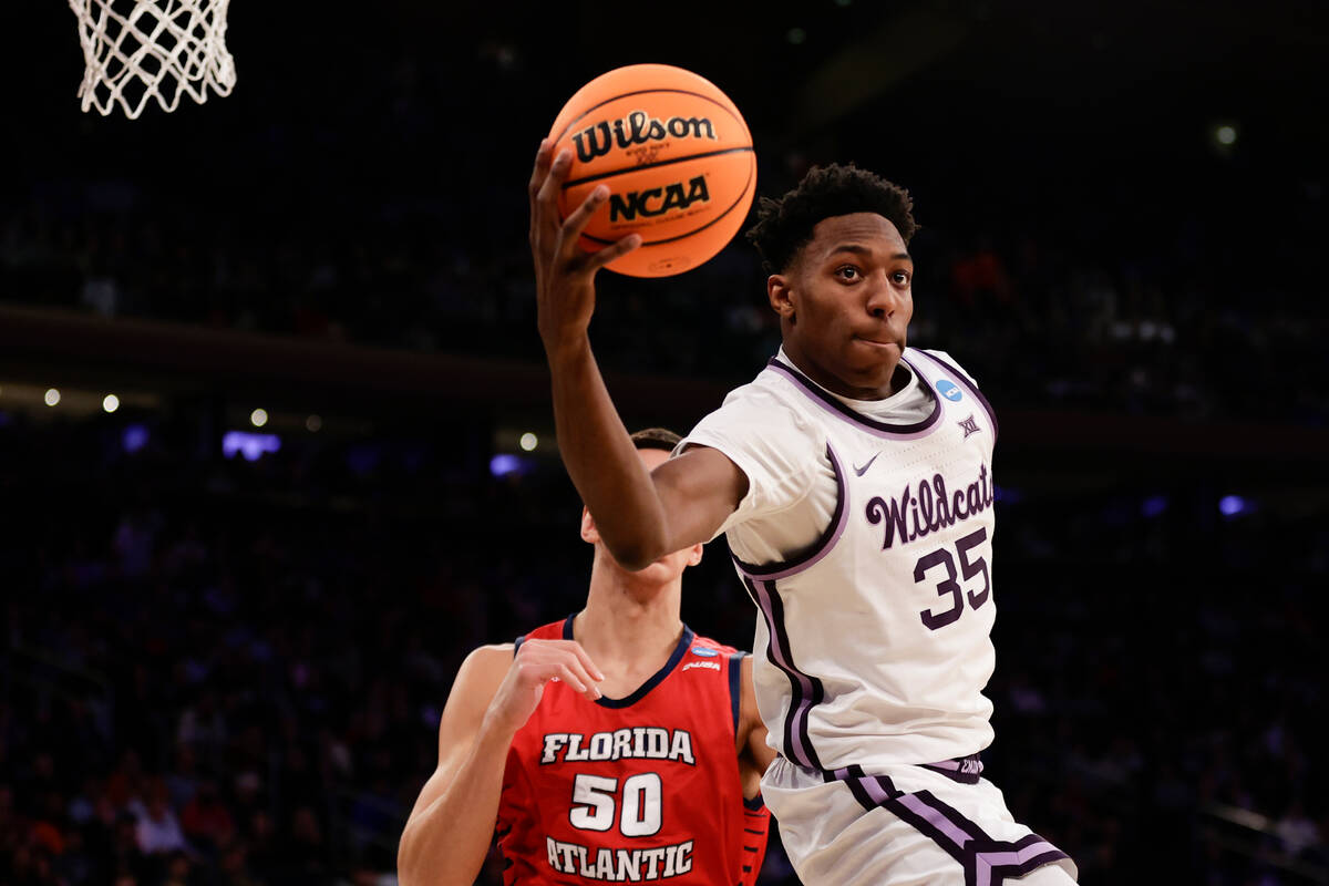 Kansas State's Nae'Qwan Tomlin (35) reaches for a rebound in the first half of an Elite 8 colle ...