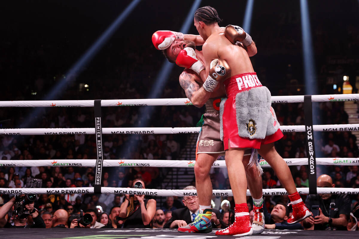 David Benavidez, right, battles Caleb Plant in the interim WBC world super middleweight title f ...