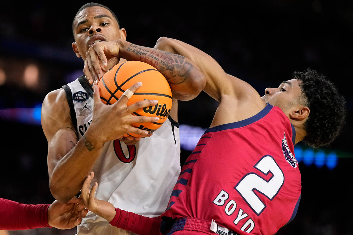 San Diego State forward Keshad Johnson, left, vies for the ball with Florida Atlantic guard Nic ...