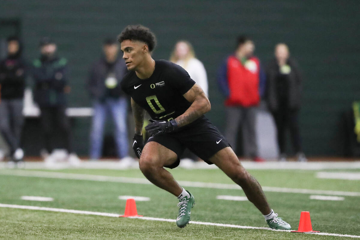 Oregon football player Christian Gonzalez (0) participates in a position drill at the school's ...