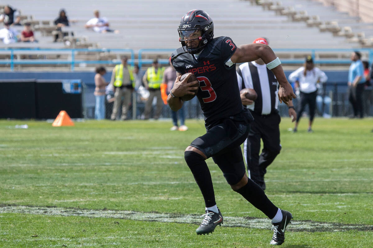 Vegas Vipers quarterback Jalan McClendon (3) rushes with the football during the second half of ...