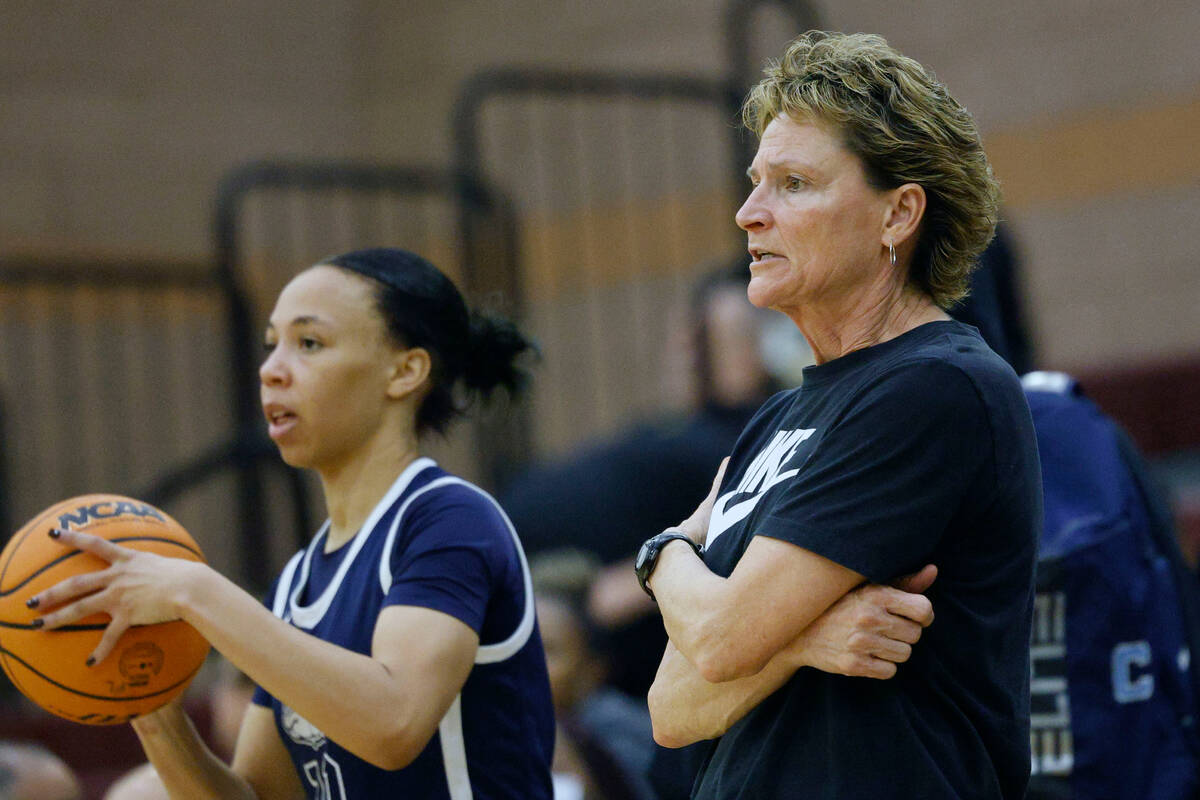 Centennial's coach Karen Weitz, right, watches as Centennial's Tayla Perkins (10) throws a ball ...